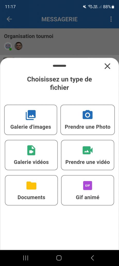 Choisissez vos vidéos depuis votre téléphone ou prenez les en direct pour les envoyer dans la discussion